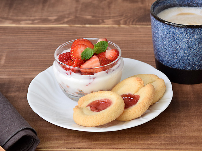 可愛い苺スイーツを盛り付けました いちご大福やタルトに合う食器特集