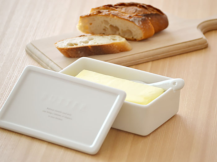 定番パン皿におしゃれなバターケースを添えて洋風モーニング！