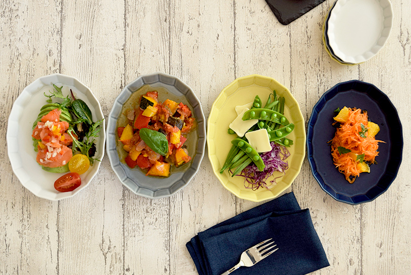 ラタトゥイユレシピと、色鮮やかな夏野菜の色が映える器