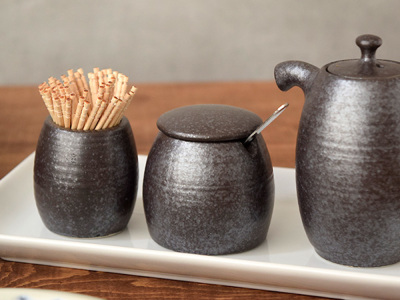 おしゃれな2カラーのからし入れ。人気の和食器です。各種調味料入れに
