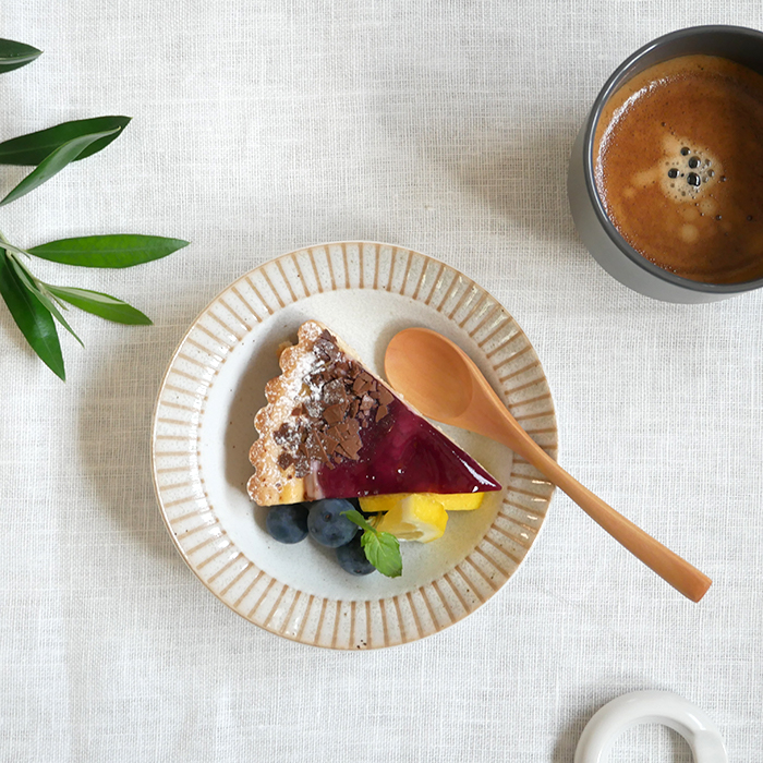 万能に使える中皿サイズ
 フルーツやケーキを載せる皿に