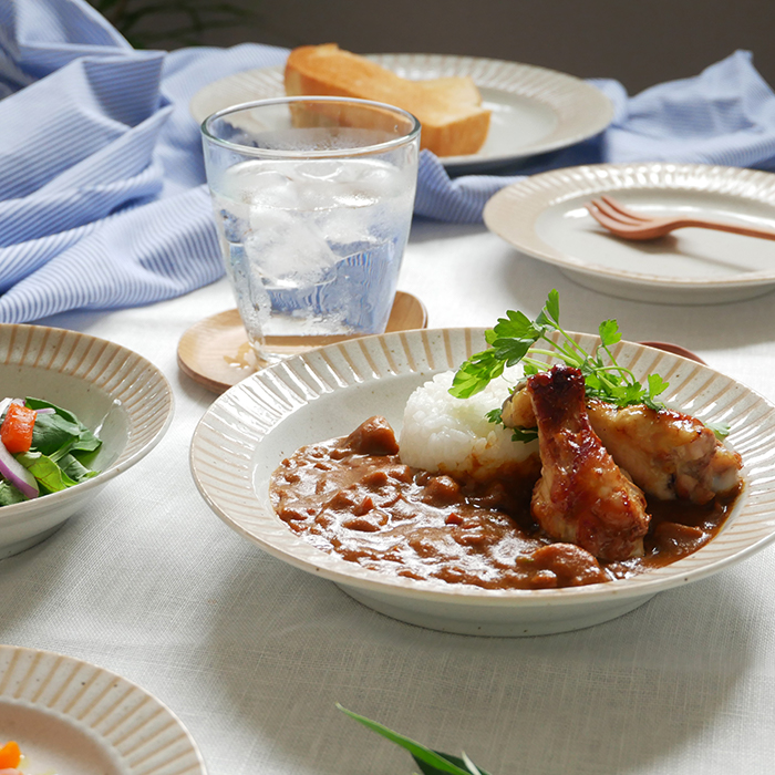 さりげなく料理を引き立てるストライプ
 カフェスタイルのパスタ・カレー皿