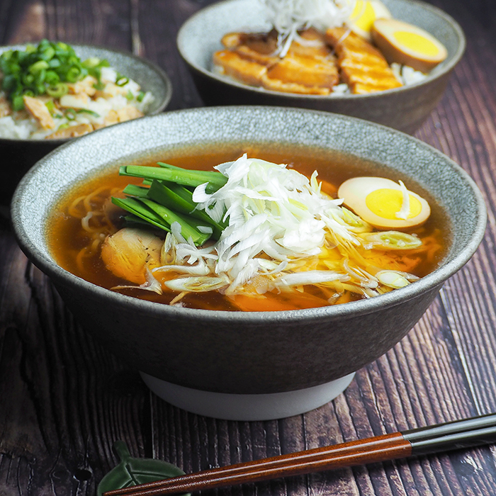 細かな縮れ模様でモダンな雰囲気和洋どちらにも馴染むラーメン丼ぶり