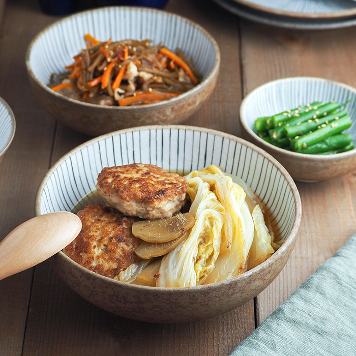 料理を引き立てる爽やかな十草模様和洋問わず使える大きめボウル