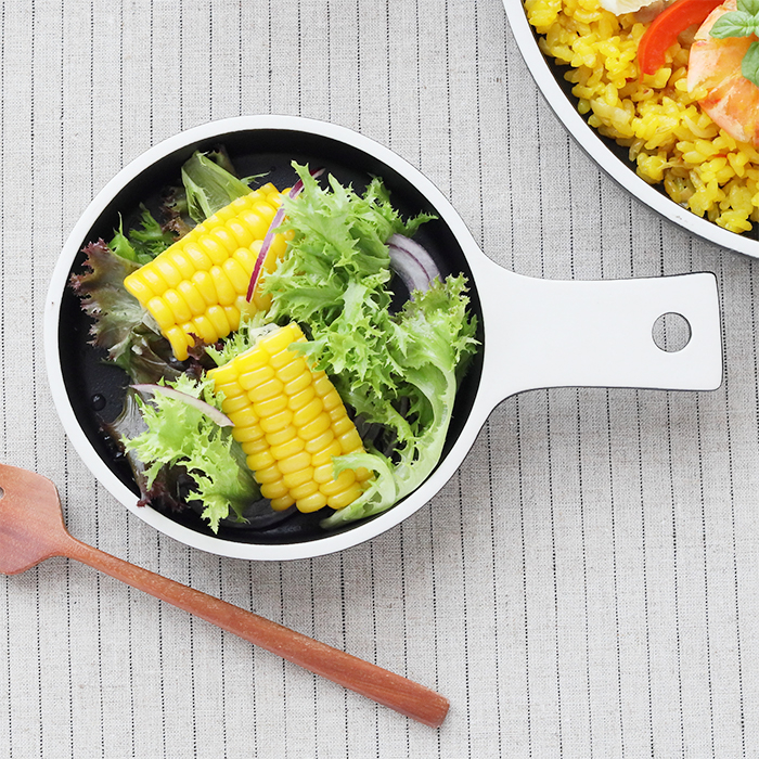 ユニークなフライパン型注目度抜群のおしゃれなミニプレート