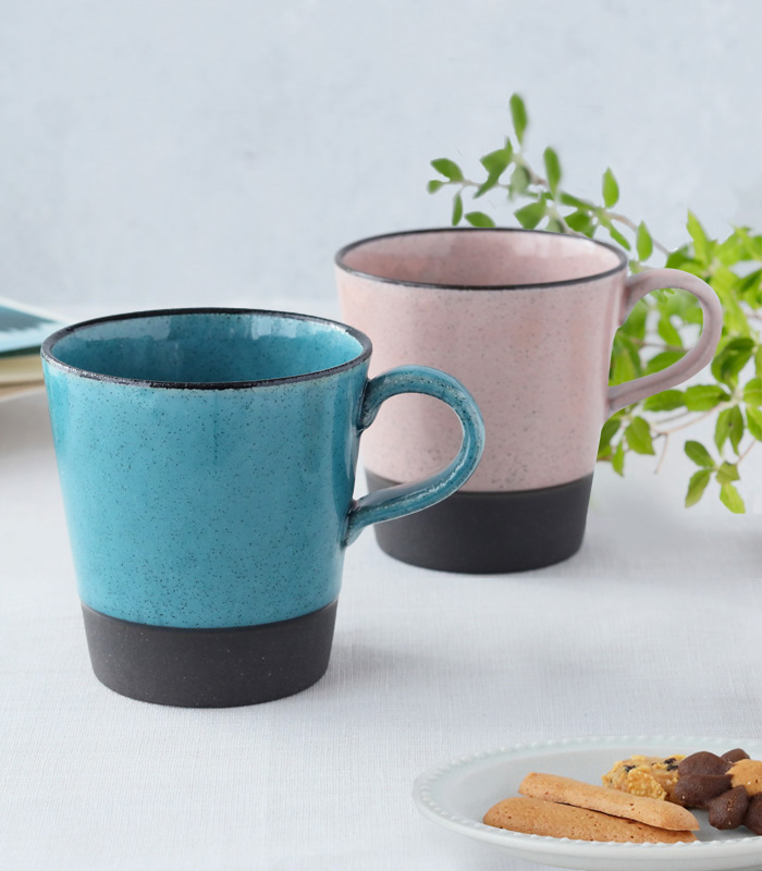 釉薬から覗く黒の素地が 素材の良さを引き立たせる