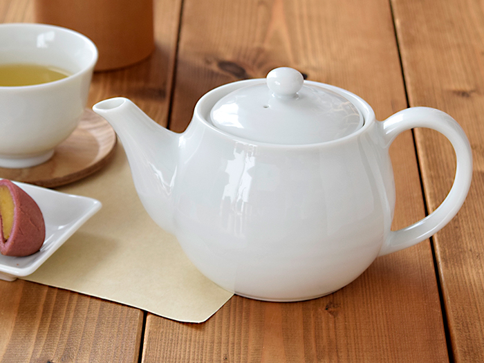 日本茶から紅茶やハーブティーにまで大活躍、コロンとした形が可愛らしい茶こし付きポット