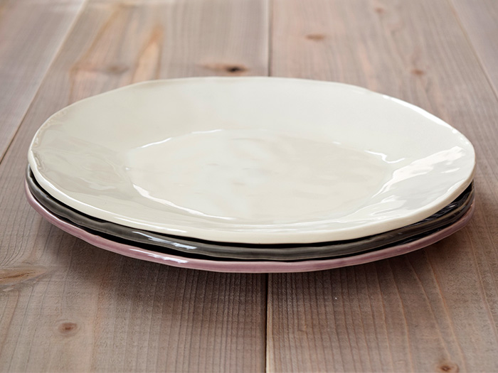 どこかアンティークな雰囲気のシャビーカラーがおしゃれな大皿。パスタ皿、ワンプレートに人気。