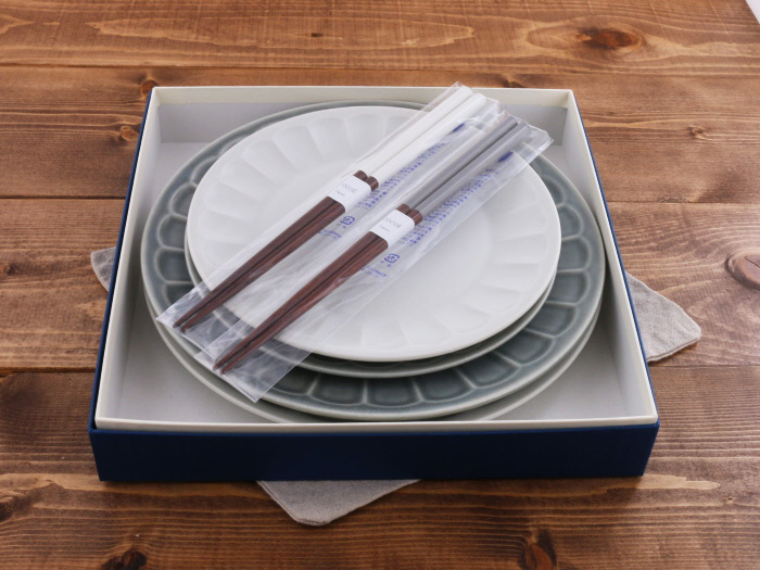 大人気シリーズのプレート大皿中皿と、箸をペアセットにした食器ギフト