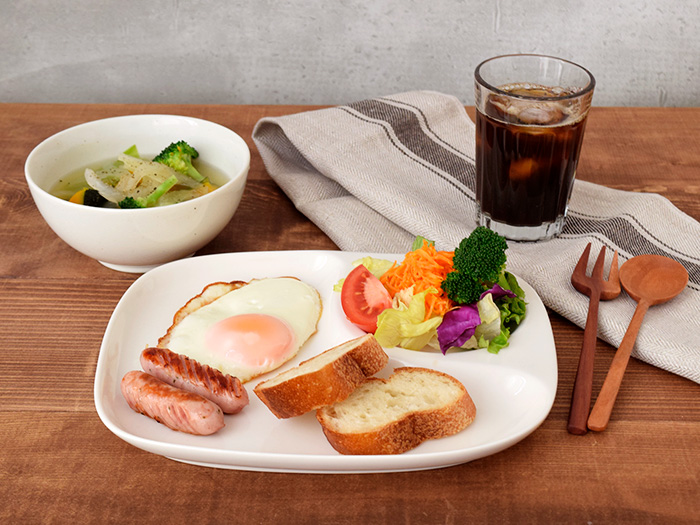 シンプルで使い勝手のいい、白い食器のランチプレート。