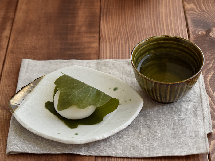 和食器　変形菱型　金彩おりべ