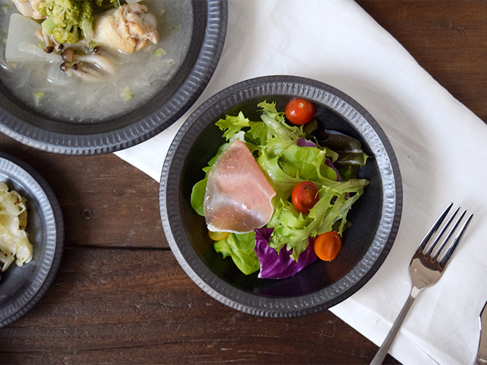 程よいリムが盛りつけをおしゃれにします。