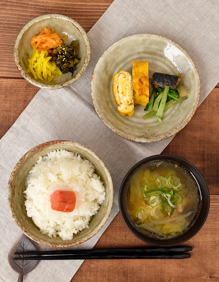 落ち着きがあって手に取りやすい、和食にも洋食にも使えるデザインです。