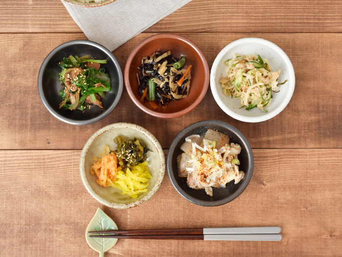 落ち着きがあって手に取りやすい、和食にも洋食にも使える小鉢です。