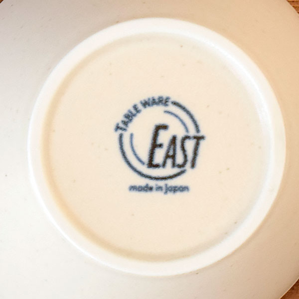 裏面のロゴでさりげないオリジナリティを演出。