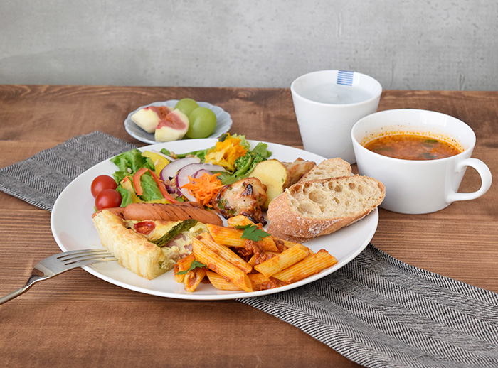 食卓に馴染むシンプルな白い食器。