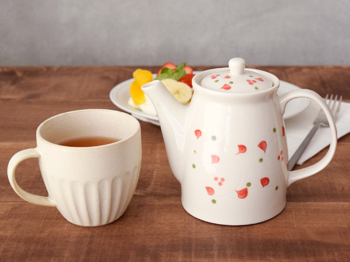 大きいサイズのティーポット 来客時や家族でのティータイムに活躍する人気の食器です