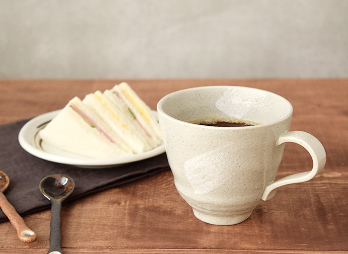 シンプルで刷毛目模様が特徴的な和風マグカップ