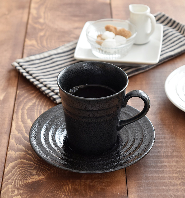シンプルなコーヒーカップ＆ソーサーの食器セット。それぞれマグカップ・中皿としても使えます。