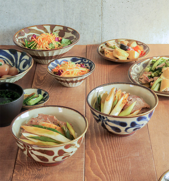 料理が引き立つ和カフェ風デザイン、沖縄食器風の唐草模様がおしゃれな和食器。