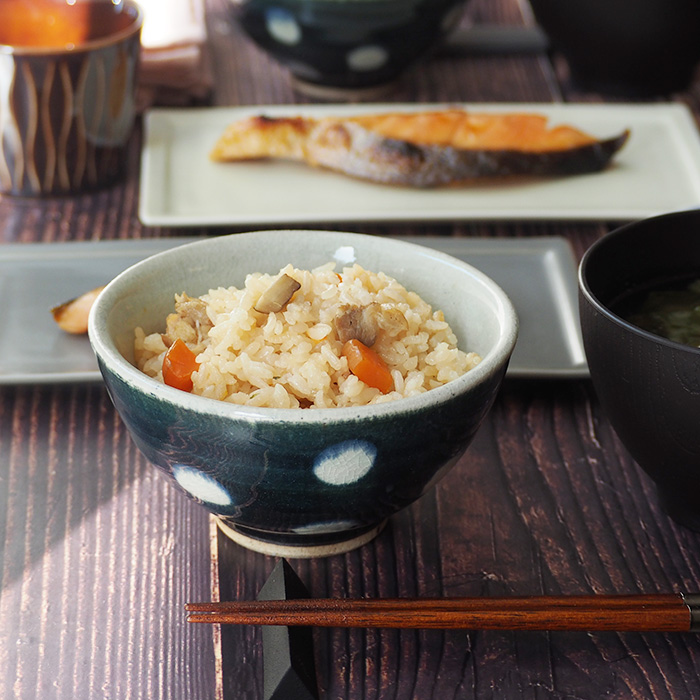 素朴な水玉模様
大きめご飯茶碗