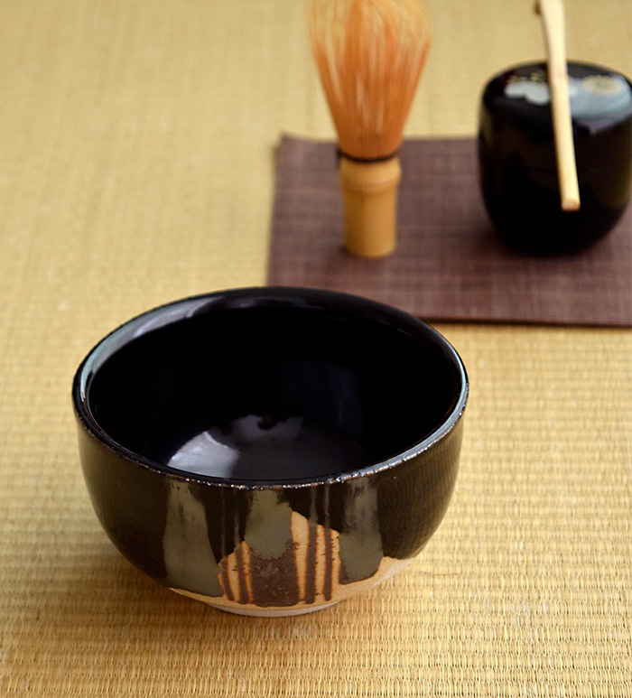 天目の釉薬が十草模様に描かれた抹茶碗。人気の器でお抹茶を楽しめます。