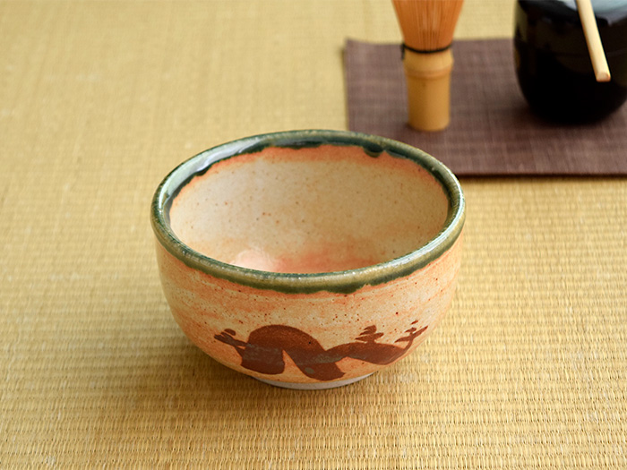 美濃焼の代表である、織部と志野が一度に楽しめる抹茶碗。人気の器でお抹茶を楽しめます。
