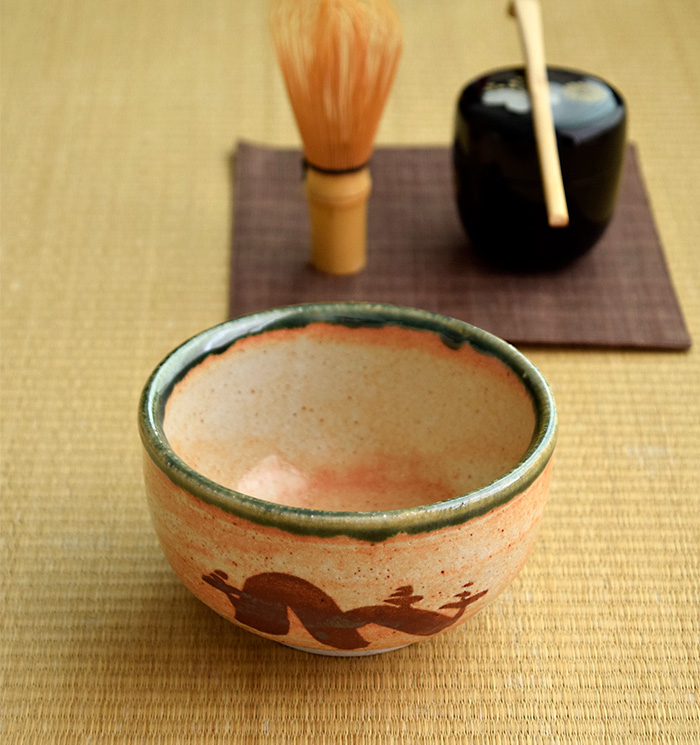 美濃焼の代表である、織部と志野が一度に楽しめる抹茶碗。人気の器でお抹茶を楽しめます。