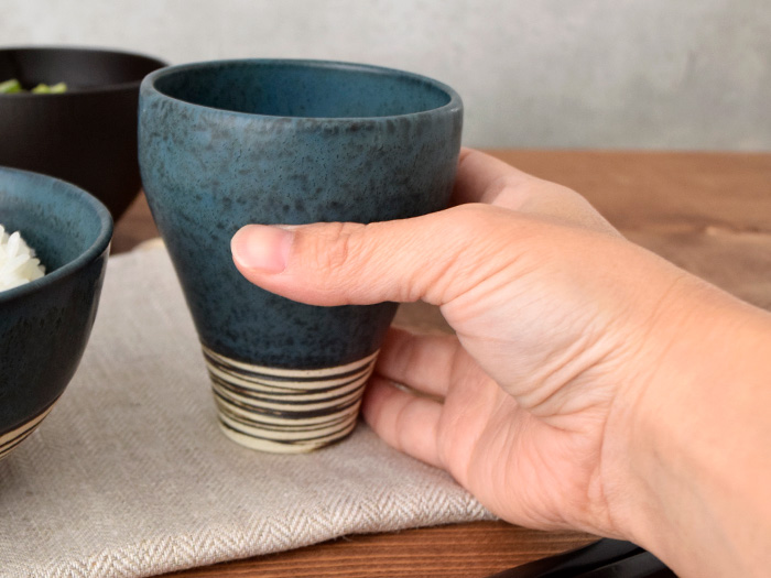 凹凸のある形状で、つるっと滑り落ちにくくなっています。