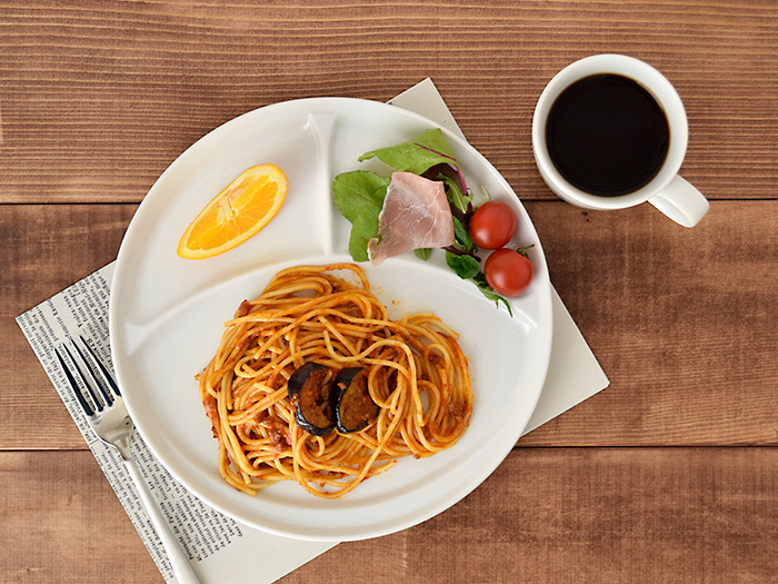 シンプルな丸型のランチプレート ３つ仕切りで朝食やディナーにも使える人気のお皿です