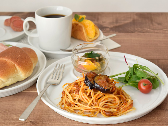 マグカップや小鉢を置けるスペースが付いた大皿 カフェ食器で人気のプレートです