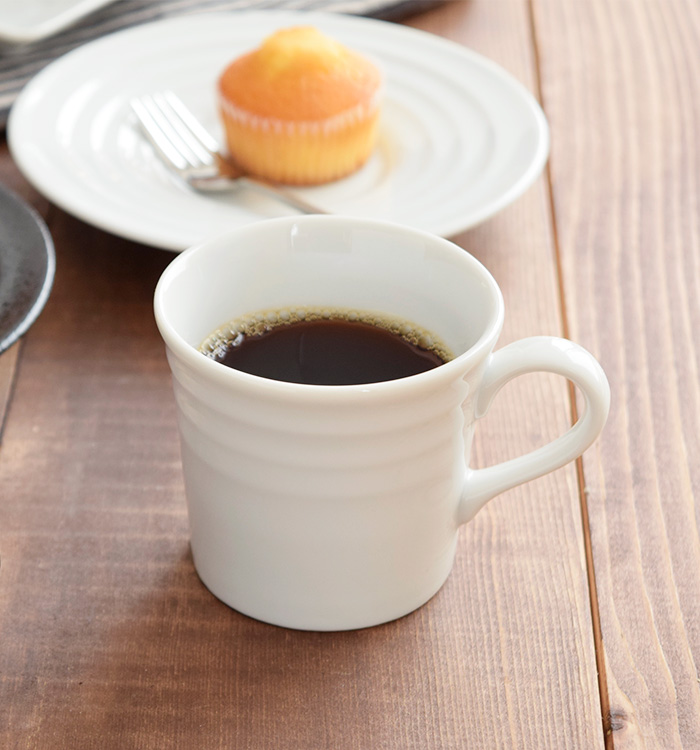 シンプルなコーヒーカップ。自宅以外にカフェや飲食店の業務用食器にも人気のマグカップ。