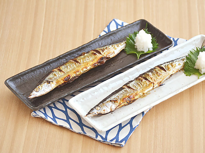 さんまや前菜の盛り付けにちょうどいいサイズ 縁のラインや素地の表面が凸凹の長皿