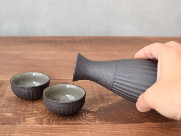 酒器セット 鉄釉 徳利1点 ぐい呑2点 化粧箱入り